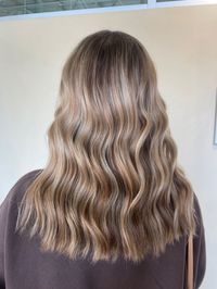 Lived in blonde, bronde, teddy bear bronde, bronde hair, hair, hair inspo, hair color, curls , curled hair, utah curls, subtle highlights, highlight, teasylight, teasylights. Lived in