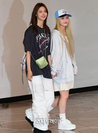 yunah & iroha - madmakz  at the airport 240628