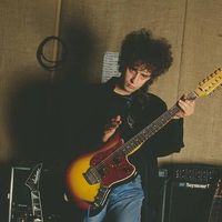 Historias en Stereo on Instagram: "FENDER ELECTRIC 12 CUERDAS/
Gustavo Cerati 
Bonust track
Rincón del Luthier

Ya publicamos el audío de Andy Ramos Luthier sobre la FENDER ELECTRIC 12 CUERDAS de Gustavo Cerati.
Aqui agregamos información gracias a El Musiquero :
- Años más tarde, en 1990, a la misma revista le decía: "Tengo una guitarra eléctrica de 12 cuerdas que es una Fender, que para mí suena mucho mejor que las Rickenbacker de 12 que yo probé, y también la vengo usando en otros discos, desde 'Signos' y es la que aparece en los videoclips de 'En la Ciudad de la Furia' y de 'De Música Ligera'. Esa no la saco a pasear, aparte es una incomodidad, 12 cuerdas en vivo. Los plomos se vuelven locos cambiando cuerdas, es demasiado, además las de 12 son tremendas por su afinación, es muy compli