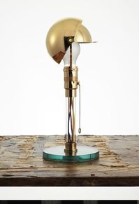 www.contractandmore.it Lampada da tavolo con paralume regolabile... per are il gioco di luce che Voi. Collezione Bauhaus Carl Jacob Jucker.