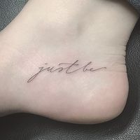 Voici une série de magnifiques petits tatouages de pieds et chevilles, parce que tout ce qui est petit est mignon.