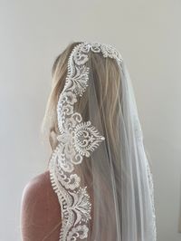 FREE DELIVERY WORLDWIDE! Introducing this lace edge wedding veil with beaded lace mantilla veil design. Each vintage lace veil is made to order, using a scolloped edge veil lace that is a unique bohemian veil shape as it sits on top of the head perfectly! This beaded edge design is one of my favourite bridal veil designs EVER! Featuring delicate hand cut lace that is hand stitched in place onto ivory tulle. Creating an antique veil that was designed for brides who love a vintage aesthetic.  LENG