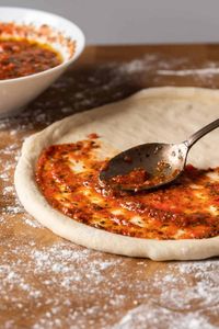 Quick and Easy No Cook Pizza Sauce | El Mundo Eats