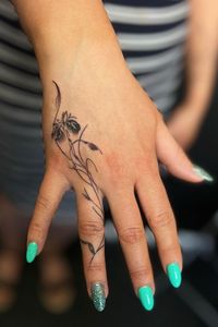 Finger tattoos are a chic and unique way to express yourself. Perfect for small, meaningful designs, these tattoos can range from delicate symbols to bold statements. Whether you opt for initials, tiny florals, or minimalist lines, finger tattoos are a stylish way to showcase your personality and creativity. Get inspired with these elegant and trendy ideas! #fingertattoos #tattooart #fingertattoosforwomen