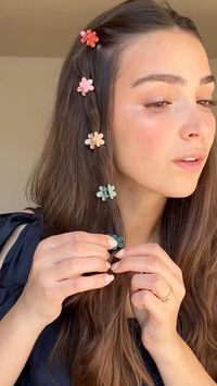 une idée toute simple de coiffure pour le printemps, avec des pinces colorées 🌸  coachella vibes, spring hair idea, tutoriel cheveux facile et rapide, flower hair, easy hairstyle, inspi été, summer style