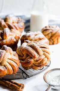 Enjoy these beautiful and delicious twisted cinnamon buns from Anna Banana. Wonderfully sweet, sticky and moreish, these fluffy buns will become your go-to recipe! With step-by-step photos and video #cinnamonbuns #bakingrecipe