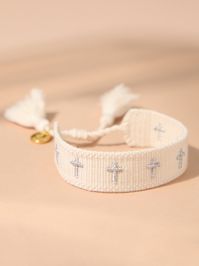 Celebrate faith and friendship with this adjustable fabric bracelet features embroidered silver crosses. This piece is the perfect gift for a friend or is the best accessory to treat yourself.