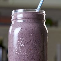 Jennifer Garner's collagen smoothie will take you three minutes to make. #easyrecipe #breakfast #smoothie #healthyeating #cleaneating