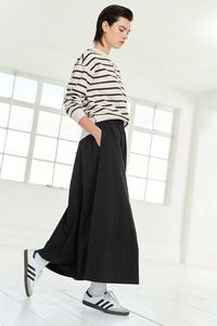 This on-trend black skirt is crafted from a utility-inspired poplin fabric, with a midi length and a shirred elasticated waistband, finished with dual side pockets. Machine washable. 54% Cotton, 40% Nylon, 6% Elastane.