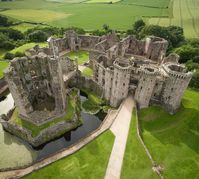 🏰 Explore one of Wales’ most impressive castles this weekend for free as @cadwcymruwales offer free tours of Raglan Castle and many other…