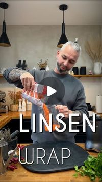 Achim Oecal on Instagram: "Linsen Wrap
Möchtest du auch gesünder ins neue Jahr starten? Dann habe ich ein ganz einfaches und schnelles Rezept für dich. Die Linsen Wraps lassen sich wirklich sehr einfach in meinem Nutribullet ULTRA zubereiten. @nutribullet.deutschland 

Für 4-6 Wraps brauchst du:
150 g rote Linsen 
250 ml Wasser 
1 kleine Chilischote
1 kleine Knoblauchzehe
1/2 TL Salz
1 Handvoll Petersilie 
Etwas Öl zum anbraten 

Die Linsen mit Wasser bedecken und  für mindestens 3 Stunden einweichen. Nach dem Einweichen die Linse gut abspülen und in den Mixer geben. Die Chilischote, die Knoblauchzehe, das Salz und das Wasser ebenfalls in den Mixer geben. Alles zu einer glatten Masse pürieren. Die Petersilie hacken und unter den Linsenteig heben. Etwas Öl in einer Pfanne erhitzen und die W