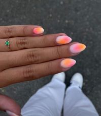 There's a new beauty trend taking over Instagram and it's absolutely stunning. Say hello to "quartz nails".