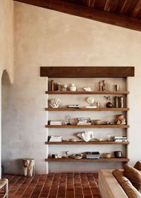 Daniel Boddam + shelves + interior styling + inspiration + rustic home + tropical luxury + minimal + neutral colour palette | de los trópicos