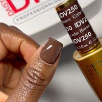 Cedar Brown DIVA #250 (muted warm brown) — You don’t need glasses to cedar this muted umber brown is out of this world Siguiendo un sistema de gel profesional de 3 pasos: DIVA Gel Polishes debe curarse bajo una lámpara LED y usarse con DND, DC o DIVA Base Gel y Top Gel. Los esmaltes de uñas a juego deben secarse al aire, se utilizan por separado. Comenzando con las uñas completamente limpias y preparadas, aplique una sola capa de gel base y cure durante 30 a 45 segundos en una lámpara LED. Apliq