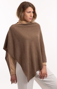 Poncho classico in cachemire, morbido ed elegante, ti coccola con il suo calore. E' perfetto anche come regalo. Dimensione poncho: 68x68 cm Composizione: Filato PesoPiuma, 100% Cashmere 1 filo Disegnato per essere: Morbido Spessore: Fine Peso Poncho: 160gr Codice prodotto: PD