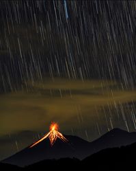 elPeriódico Guatemala: “#Repost @babaktafreshi ・・・ With the Earth rotation, stars appear to rain down on the erupting Volcán de Fuego (Fire Volcano) in this long…”