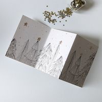 Laissez-Vous Emporter dans un Paysage Hivernal Féerique. Avec cette carte de Noël accordéon offrez à vos proches un peu de poésie. Dépliez-la délicatement pour révéler un paysage d'hiver enchanteur qui les plongera dans la magie des fêtes. Sur un fond blanc immaculé se dessinent des silhouettes de sapins dansant sous un ciel constellé d'étoiles scintillantes. Des touches de dorure viennent sublimer l'ensemble, ajoutant une note féérique à cette scène hivernale.