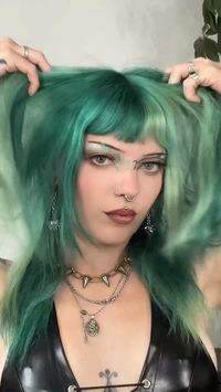 @crystallindy shows us how to use Emerald Fortune in two ways to get stunning results 💚🤩  #afemeraldfortune #arcticfoxhaircolor #greenhair #pinwheelhair #colorfulhair #veganhaircare #crueltyfreehaircare