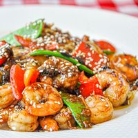 Easy Black Bean Ginger Spicy Shrimp. A 20 minute meal that the whole family will love. Faster than take out!#30minutemeals #healthyeating #quickdinnerrecipes #stirfry #seafoodrecipes #seafood