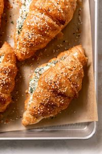 Rich, buttery, flaky, and stuffed with cheese, these everything bagel spinach croissants taste just like they came from your favorite bakery! With just 5 ingredients and 20 minutes, they are the perfect quick and easy breakfast or brunch idea.