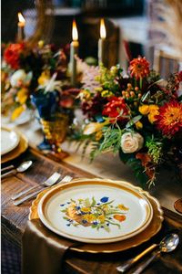 This 70s wedding inspo has us groovin' for a fall celebration! Photo: @tiffanijonesphotography