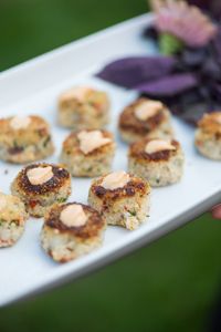 crab cake bites wedding cocktail hour food | Photography: Justin + Mary