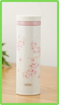 Hermosa botella térmica decorada con flores estilo japonés.  Construída en acero inoxidable con tapa vertedora de polipropileno.  Capacidad 500 ml.  Al menos 6 horas de mantenimiento de temperatura tanto en bebidas frías como calientes.  Producto ideal para regalo.