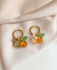 🌸 Description Earrings 🌷Judy🌷 Pretty orange fruit earrings -golden stainless steel hoop earrings -fruit style pendant, glass bead/leaf and acrylic flower/small bee in gold metal 🌸 Colors I try to obtain the most faithful color possible but depending on the phone the colors may be different. Color variations are therefore possible even if they are slight. 🌸Maintenance Tips stainless steel jewelry is resistant to water and wear but as a simple precaution to keep its beauty intact: *Avoid cont