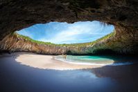 Take your chance to visit the most famous attraction of the National Park of the Marietas Islands. Only accessible by swimming through a cave you´re guaranteed of an adventurous passage to enter the crater and its beach, also called Love Beach or Playa del Amor. Due to restrictions this small hidden beach is now only available up to 116 persons a day which makes it an intimite and absolutely private experience! Be quick and book your place in time so you´re guaranteed to see with your own eyes