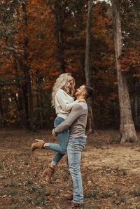 35 Romantic Fall Engagement Photos For Fall Lovers