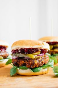 Veganer Burger mit Black-Bean-Patty & Preiselbeeren - Zucker&Jagdwurst