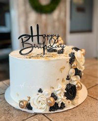 chocolate birthday cake with black and gold theme #cakestagram #cupcakesofinstagram #cakedesign #buttercream #cakes #birthdaycake #thepeeryhouse #hospitalityisourheritage #chocolate #black #and #gold #blackandgold