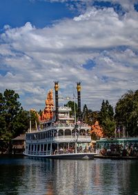 Disneyland - Frontierland - Rivers of America - Mark Twain Riverboat