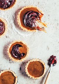 Maca-roon tartlets with honeyscotch and chocolate