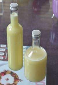 Crema di limoncello, ook Limoncello cream genoemd, is gemakkelijk te maken met jawel: melk. En het is echt veel te lekker.