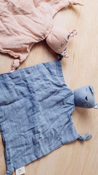 Pocket Pals 🐿️ The ultimate adventure buddy. Super soft lovey that both children and parents will love! This 100% organic cotton comforter can cleverly tuck into its own pouch. The pouch is the perfect hiding spot to store pacis, keeping them clean & free from dust during travel. #maisonrue #maisonruekid #babytoy #babytoys #lovey #comforterbaby #babyblanket #babyshower