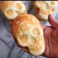 This Halloween Skull pizza made it to the top pinned post in my Pinterest account. It’s simple to make, and fun activity for the kids, and the outcome is a delicious hand pizza which will be perfect for Halloween snacks or dinner.