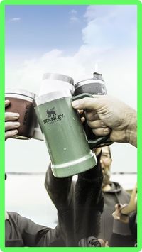 El vaso Stanley para cerveza permite mantener la bebida fresca hasta el último sorbo, esto debido al aislamiento térmico.  Su capacidad es de 0,7 litros (24 onzas).  Ideal para llevar de campamento.  Fabricado en el mejor acero inoxidable que lo transforma en una pieza altamente resistente y durable.  Es un regalo ideal para los amantes del aire libre y las barbacoas.  El vaso Stanley para cerveza forma parte de la familia de productos Stanley, calidad desde 1913.