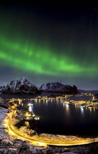 Northern lights over Reine, Lofoten island | Norway Travel Guide