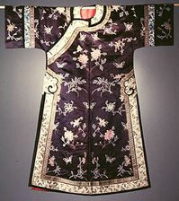 Women of the Qing dynasty dressed according to the rank of their husband