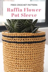 Brighten up your day with this quick and easy flower pot sleeve pattern! Made with raffia, this beautiful eco-friendly alternative works up in just a few hours. Find the free pattern on the blog. #raffiayarn #crochetpotcozy #crochetplantsleeve