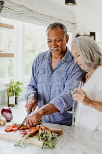 Elderly couple cooking in a kitchen | premium image by rawpixel.com / McKinsey #picture #photography #inspiration #photo #art #couple #oldage