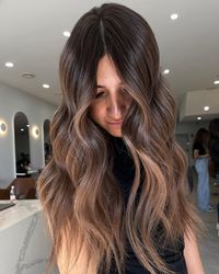 Reverse balayage: the dark side of the balayage hair technique. Lowlights and root blending add dimension back to your hair. Check out 17 styles and a DIY tutorial. Click the article link for more photos and inspiration like this // Photo Credit: Instagram @manepainters // #balayage #balayagehair #brownreversebalayage #darkreversebalayage #reversebalayage #reversebalayageblonde #reversebalayagebrunette #reversebalayagelighttodark