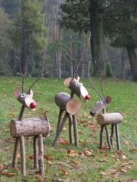 rustic reindeer. Another example of rustic that works. They look alive, right? A very simple idea, very well executed.