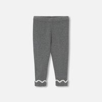 As comfortable as they are elegant, these baby girl trousers are made from organic cotton and sustainable wool. An everyday ally accessorised with a pretty scalloped detail at the bottom of the leg, pair these cosy trousers with a blouse and matching cardigan for a chic casual silhouette.- Organic cotton and sustainable wool baby trousers- Elasticated waist- Scalloped detail at the bottom of the leg