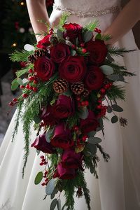 That bridal bouquet feels stunning for your winter wedding. Speaking from experience, this one elevates your wedding style. Collect that to your winter bouquet ideas.