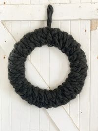 How to make a yarn wreath DIY. How to make an easy braided yarn wreath DIY tutorial. Make this easy yarn wreath DIY project in less than 15 minutes. It would make a quick and easy housewarming gift. Wreath DIY projects with yarn are so fun and easy, Make a DIY yarn wreath with all kinds of chunky and soft yarn types.