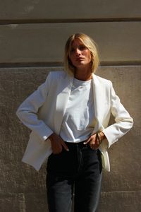 Veste blazer blanc cassé à boutonnage simple en gabardine de laine upcyclée. Une poche passepoilée avant sur la poitrine, deux poches à rabat devant au niveau de la taille. Une poche intérieure sur la doublure ton sur ton. Une fente arrière milieu dos.