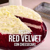 Esta combinación de colores y sabores es la mejor en postres. El pastel red velvet y un cremoso cheesecake juntos; son una adicción segura. No dejes de probarlo.