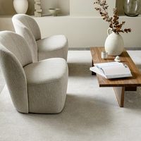 Lofty Sessel mit weichem Bezug sind die perfekte Ergänzung für jeden Raum im skandinavischen Wohnstil. Diese Sessel vereinen minimalistisches Design mit maximalem Komfort und schaffen eine gemütliche Atmosphäre. Die weichen Bezüge in hellen Farben wie Beige, Grau oder Pastelltönen strahlen Wärme und Behaglichkeit aus. Im skandinavischen Wohnstil sind helle Möbel ein zentrales Element, da sie Licht und Raum betonen. Ein Lofty Sessel fügt sich nahtlos in dieses Design ein und bietet gleichzeitig einen bequemen Sitzplatz. Perfekt für entspannte Abende oder gesellige Runden im Wohnzimmer.